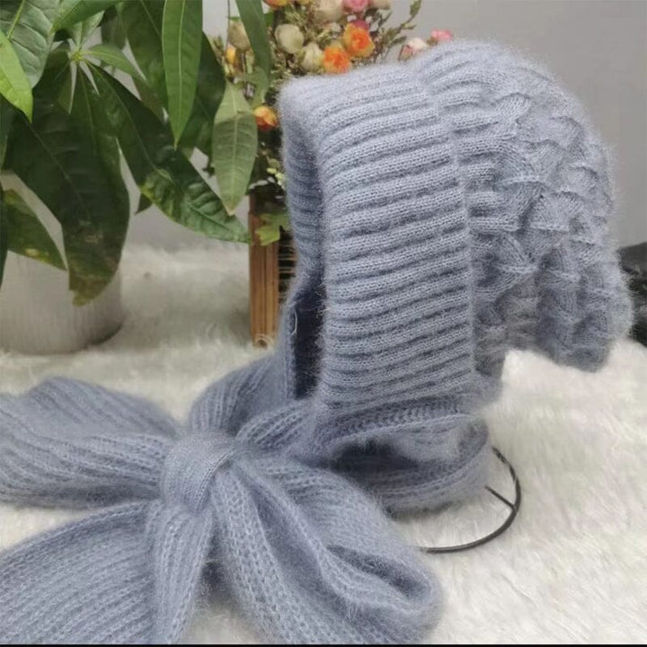 "Unisex vindtät mössa och halsduk i beige polyester, stiliga och funktionella för kalla vinterdagar. One size."