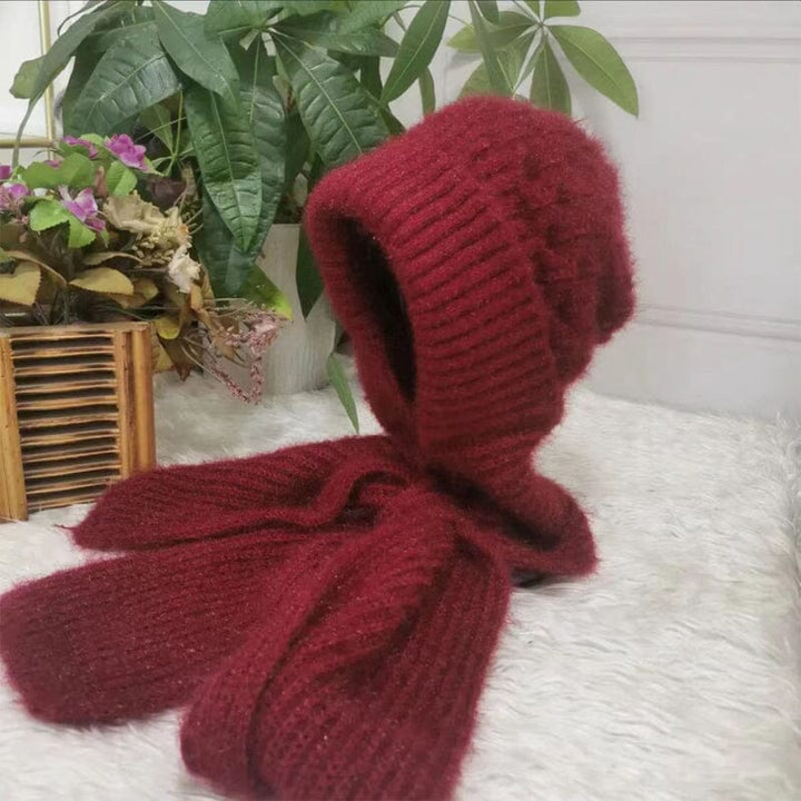 "Unisex vindtät mössa och halsduk i beige polyester, stiliga och funktionella för kalla vinterdagar. One size."