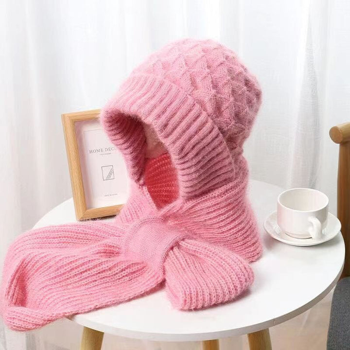 "Unisex vindtät mössa och halsduk i beige polyester, stiliga och funktionella för kalla vinterdagar. One size."