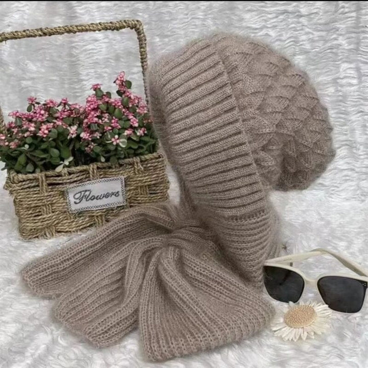 "Unisex vindtät mössa och halsduk i beige polyester, stiliga och funktionella för kalla vinterdagar. One size."