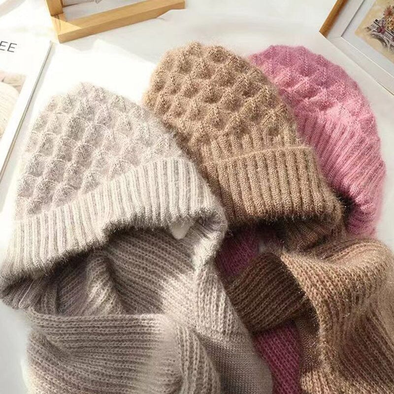 "Unisex vindtät mössa och halsduk i beige polyester, stiliga och funktionella för kalla vinterdagar. One size."