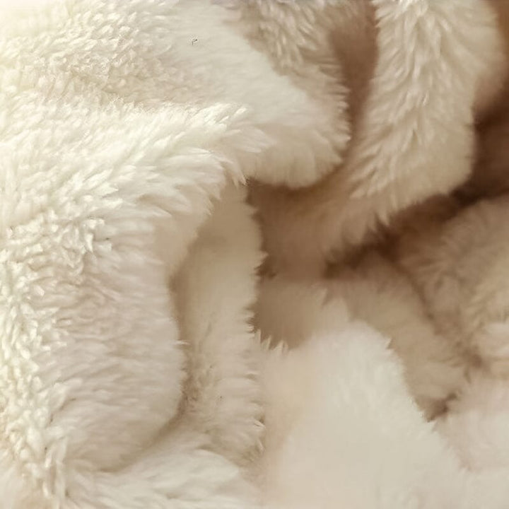 "Unisex vindtät mössa och halsduk i beige polyester, stiliga och funktionella för kalla vinterdagar. One size."