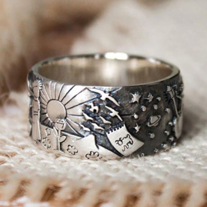 Unisex vintage ring i silverplätering med liten prins-design, tidlös accessoar för både män och kvinnor.
