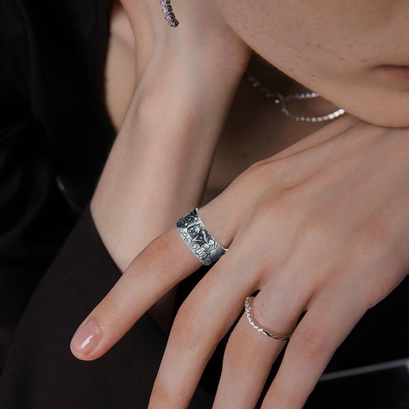 Unisex vintage ring i silverplätering med liten prins-design, tidlös accessoar för både män och kvinnor.