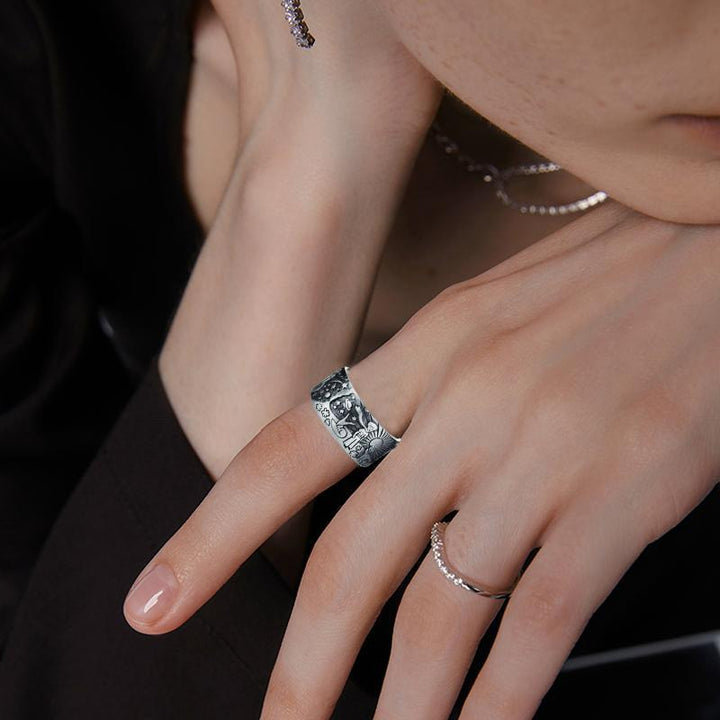 Unisex vintage ring i silverplätering med liten prins-design, tidlös accessoar för både män och kvinnor.