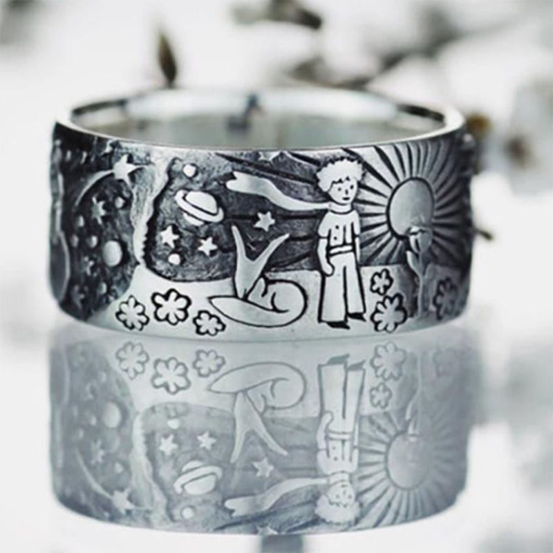 Unisex vintage ring i silverplätering med liten prins-design, tidlös accessoar för både män och kvinnor.