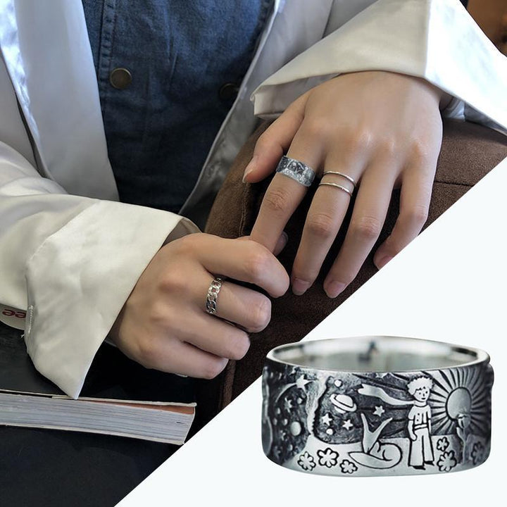 Unisex vintage ring i silverplätering med liten prins-design, tidlös accessoar för både män och kvinnor.