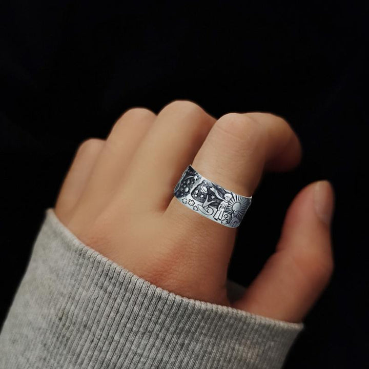 Unisex vintage ring i silverplätering med liten prins-design, tidlös accessoar för både män och kvinnor.