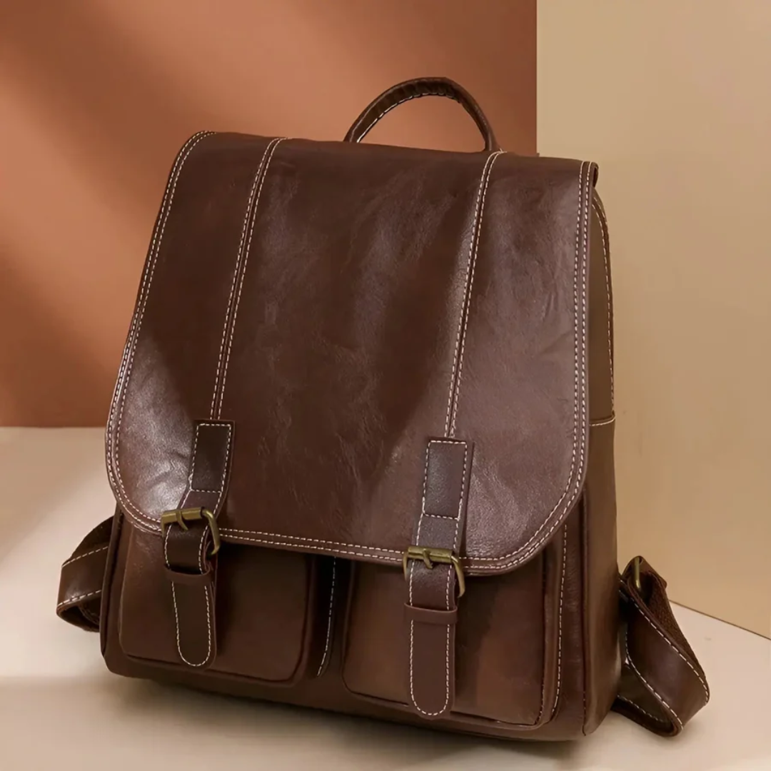 Unisex vintage ryggsäck i brunt läderimitation, perfekt skolväska/arbetsväska med retrodesign och komfort för daglig användning.