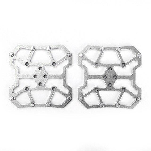 "Universell clipless pedalplattform i aluminium för cyklar, lätt och hållbar, finns i flera färger för enkel cykling."