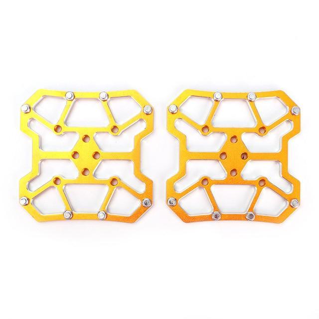 "Universell clipless pedalplattform i aluminium för cyklar, lätt och hållbar, finns i flera färger för enkel cykling."