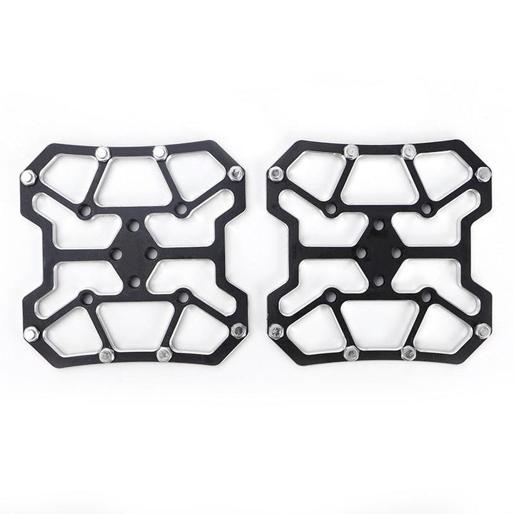 "Universell clipless pedalplattform i aluminium för cyklar, lätt och hållbar, finns i flera färger för enkel cykling."