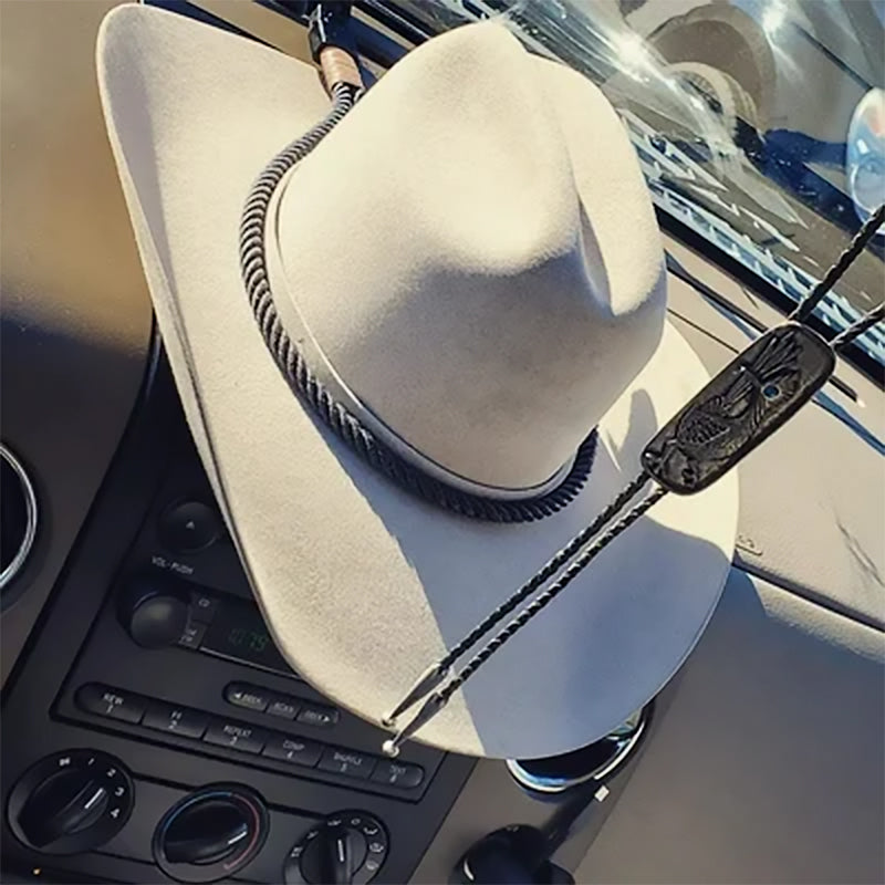 "Universella cowboyhattsfästen i svart och vitt plast, elegant läderrem, monterad i bil eller lastbil med sugkopp."