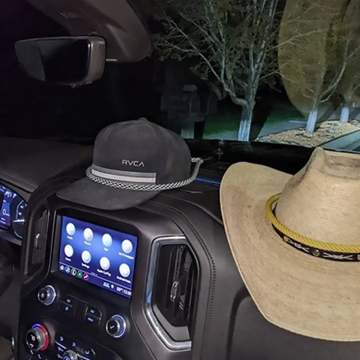 "Universella cowboyhattsfästen i svart och vitt plast, elegant läderrem, monterad i bil eller lastbil med sugkopp."