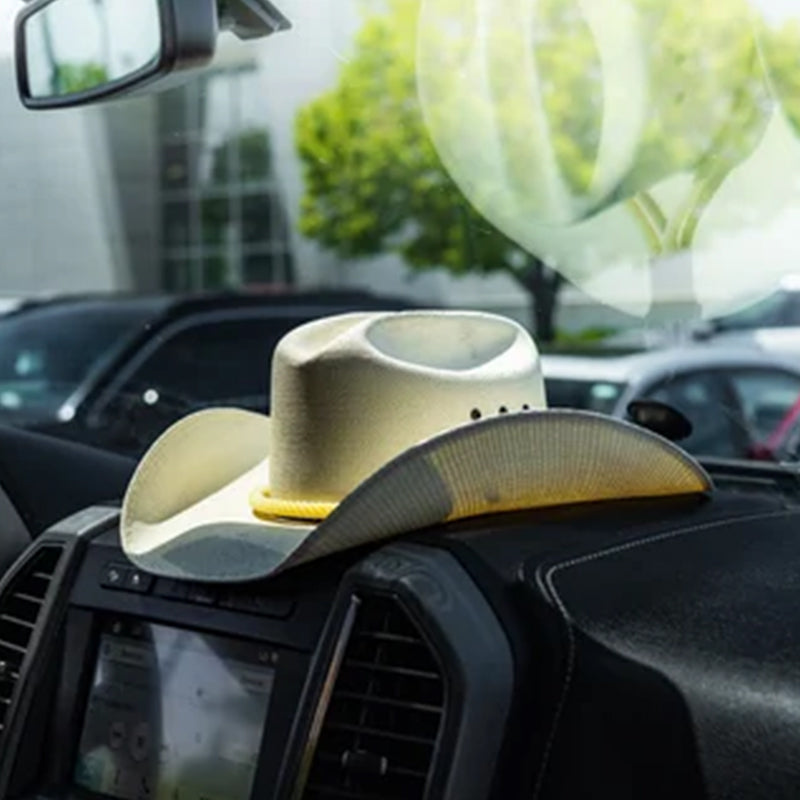 "Universella cowboyhattsfästen i svart och vitt plast, elegant läderrem, monterad i bil eller lastbil med sugkopp."