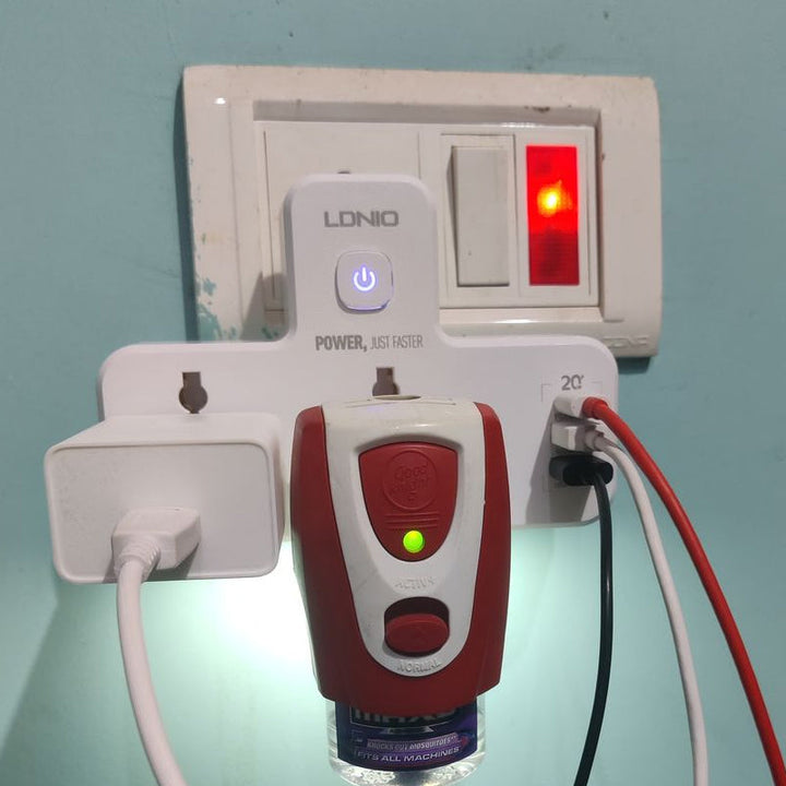 "Universellt eluttag med nattlampa och USB-portar, multifunktionell design, vit, modern, för hem och kontor."