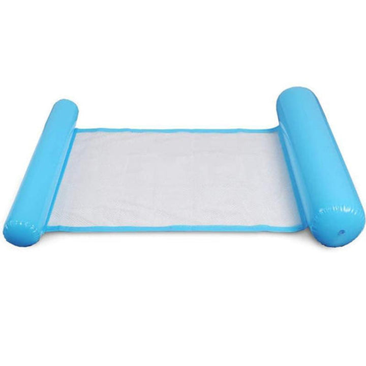 Uppblåsbar flytande loungestol för vuxna i blått på vatten, ergonomisk design för komfort och justerbar för bästa passform.