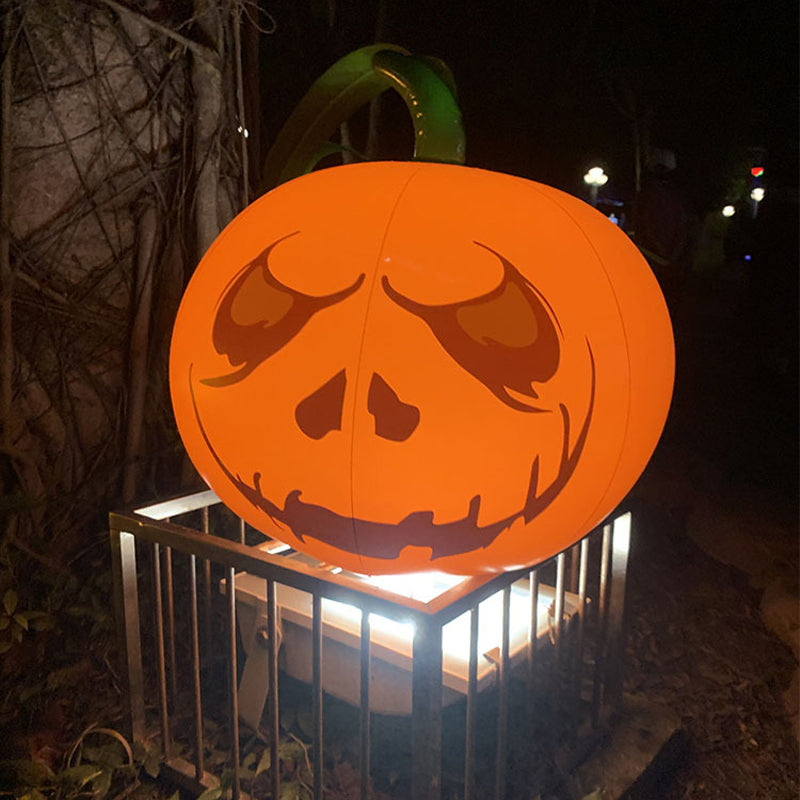 "Uppblåsbar LED-pumpa med färgskiftande ljus, perfekt för Halloween. Vattentät design för utomhusanvändning."