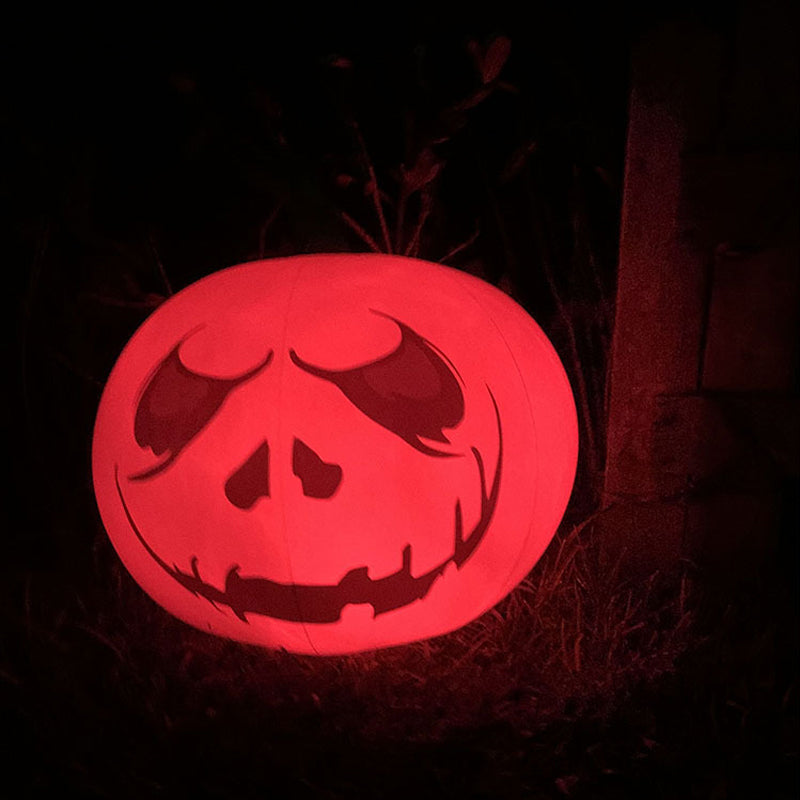 "Uppblåsbar LED-pumpa med färgskiftande ljus, perfekt för Halloween. Vattentät design för utomhusanvändning."