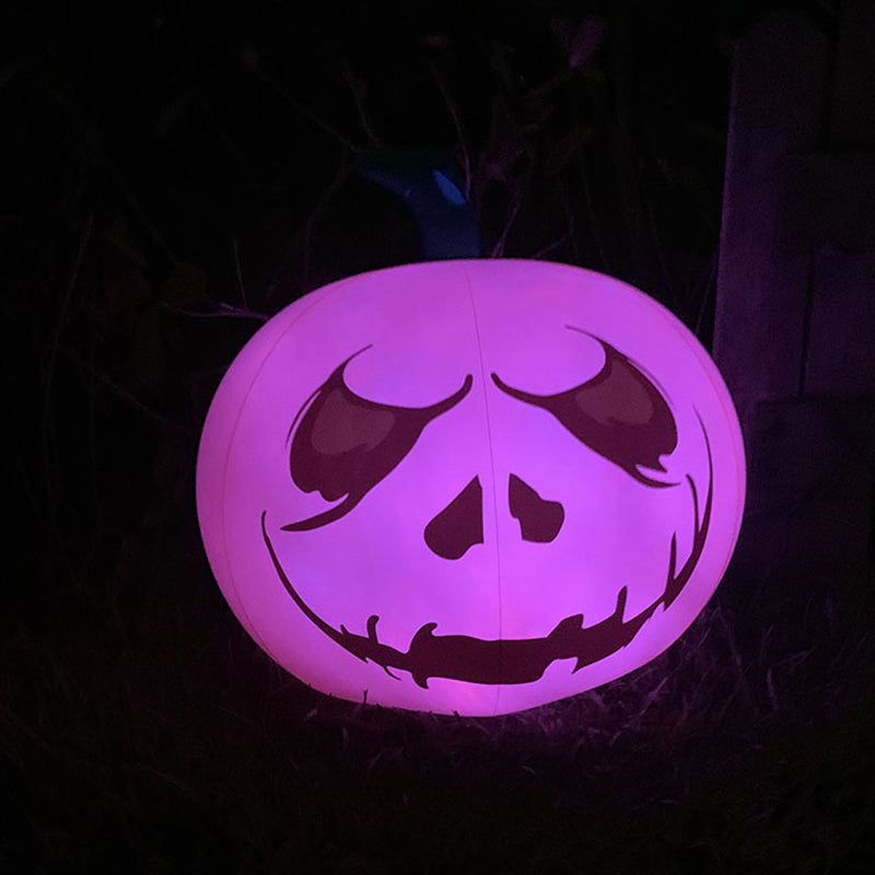 "Uppblåsbar LED-pumpa med färgskiftande ljus, perfekt för Halloween. Vattentät design för utomhusanvändning."