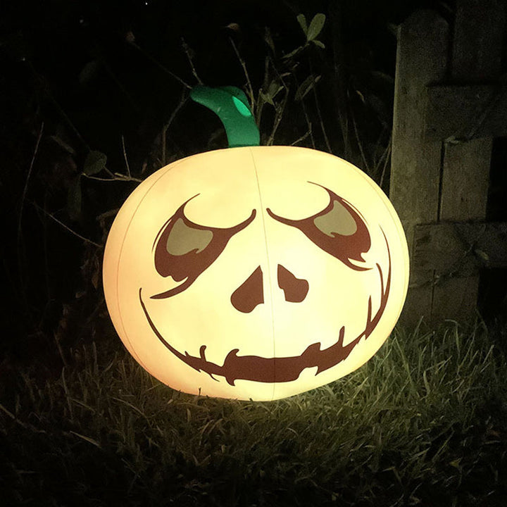 "Uppblåsbar LED-pumpa med färgskiftande ljus, perfekt för Halloween. Vattentät design för utomhusanvändning."