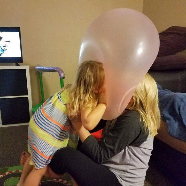 "Uppblåsbar rivsäker bubbelboll, rosa, grön och ljusblå, perfekt för barnlek utomhus, storlekar S till XL."