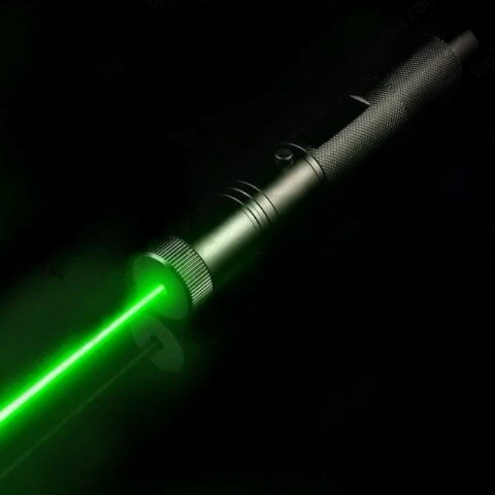 Uppladdningsbar grön laserpekare för utomhusbruk. Lång räckvidd, portabelt verktyg & gadget.