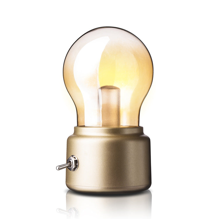 Designad retro glödlampa med varmt sken. Uppladdningsbar belysning för mysig och trådlös inredning.