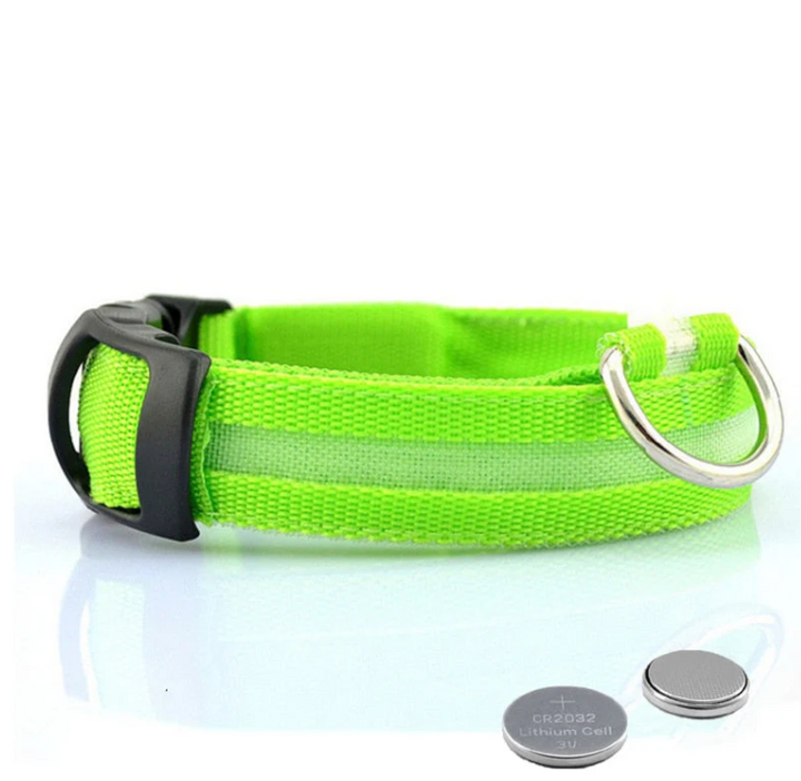 Robust LED-hundhalsband i stilren design, perfekt husdjurstillbehör som garanterar hundens säkerhet och synlighet.