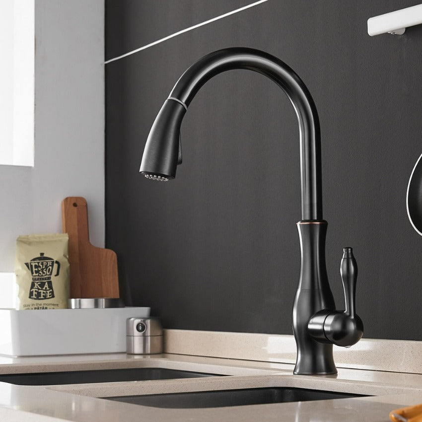 Utdragbar köksblandare i rostfritt stål med modern design för smidig hantering vid diskbänken.
