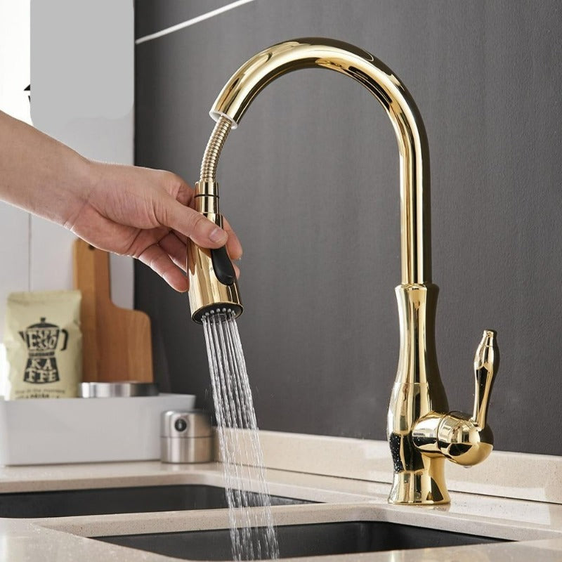 Smäcker utdragbar köksblandare i krom, modern vattenkran som sparar plats på diskbänken.