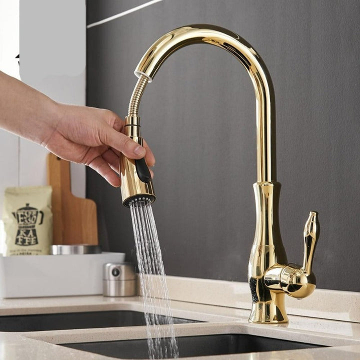 Smäcker utdragbar köksblandare i krom, modern vattenkran som sparar plats på diskbänken.