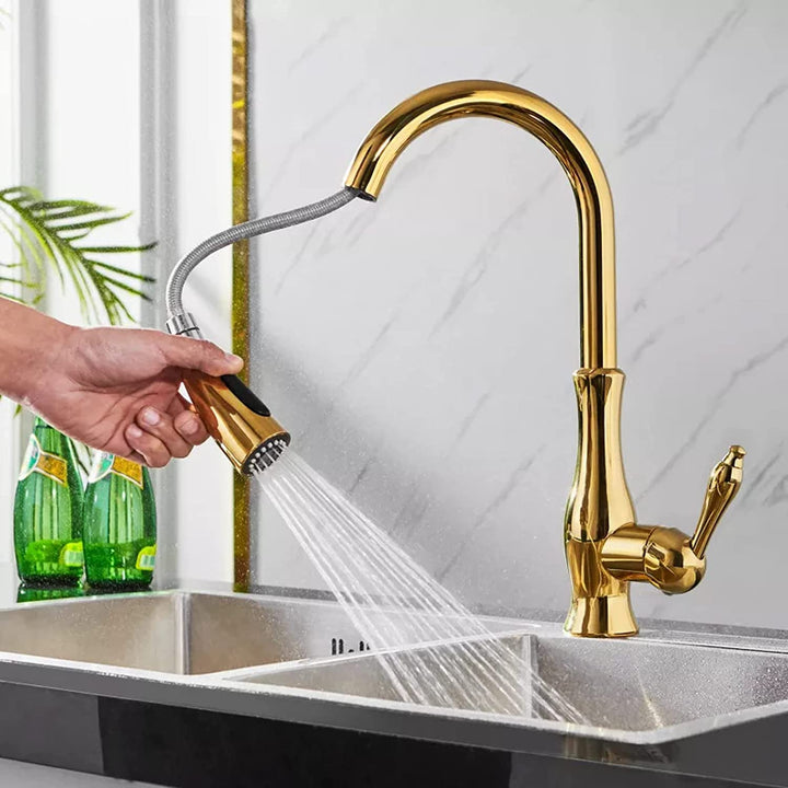 Funktionell utdragbar köksblandare för köket, designad för enkel montering och dagliga uppgifter.