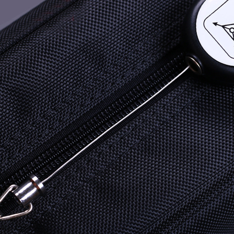 "Utdragbar nyckelring i metall med 60 cm stark stållina, perfekt för bälte eller ryggsäck. Slitstarkt och praktiskt tillbehör