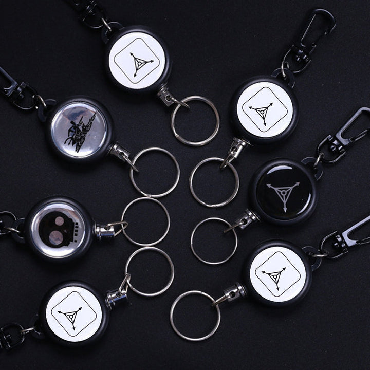 "Utdragbar nyckelring i metall med 60 cm stark stållina, perfekt för bälte eller ryggsäck. Slitstarkt och praktiskt tillbehör