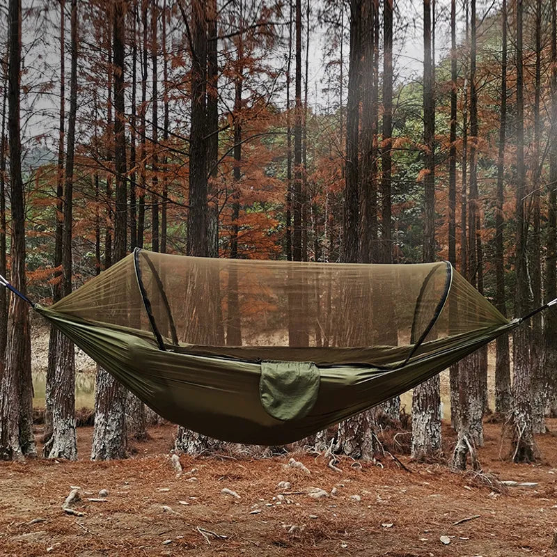 Utomhushängmatta med inbyggt myggnät för avkoppling & skydd mot insekter, perfekt för camping & trädgård.