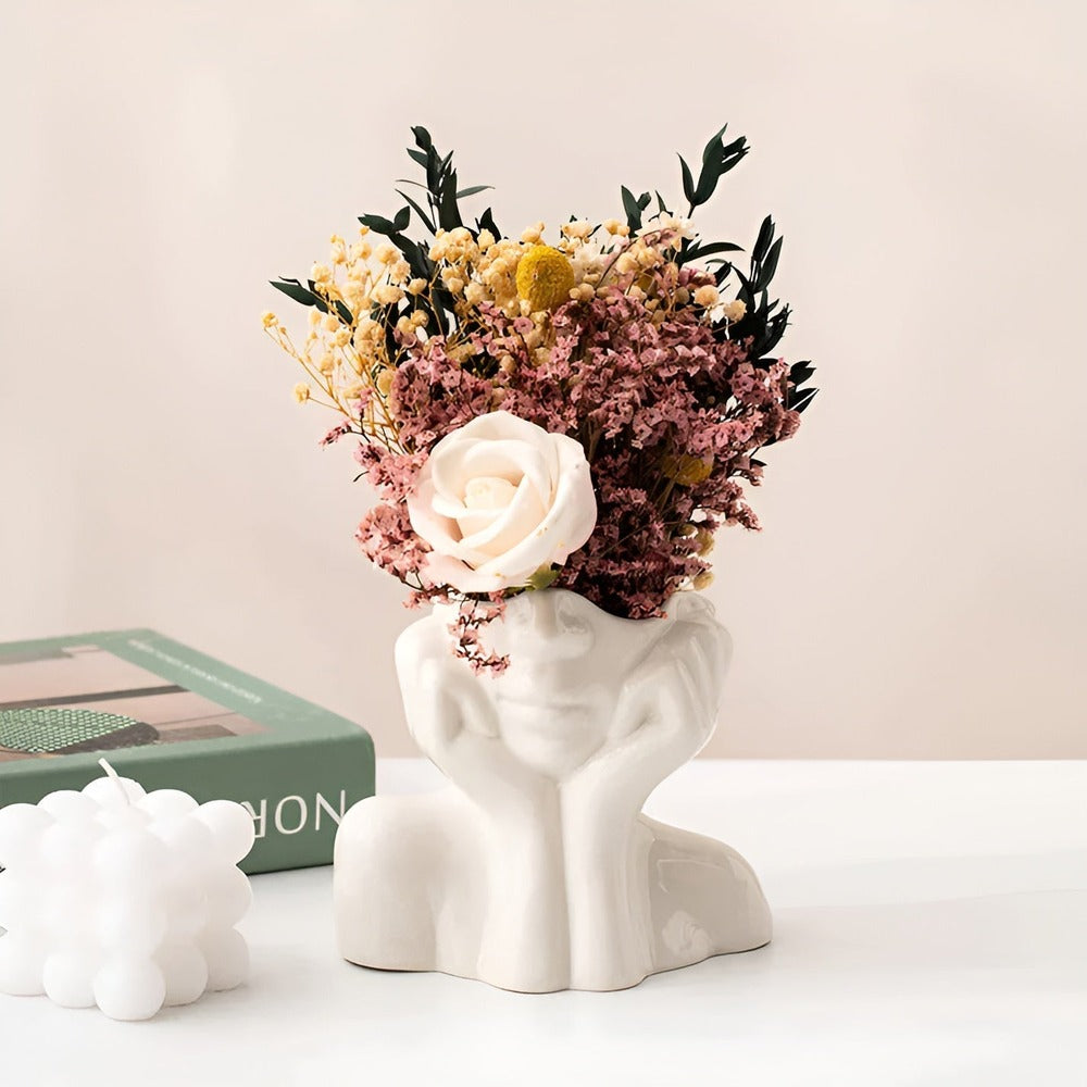 Uttrycksfull blomvas med ansikte, modern design, perfekt för konstnärlig heminredning.