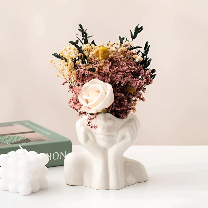 Uttrycksfull blomvas med ansikte, modern design, perfekt för konstnärlig heminredning.