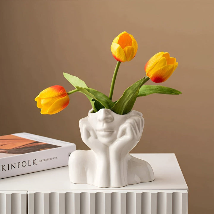 Konstnärlig blomvas med ett förfinat ansikte, glamourös designvas som heminredning.