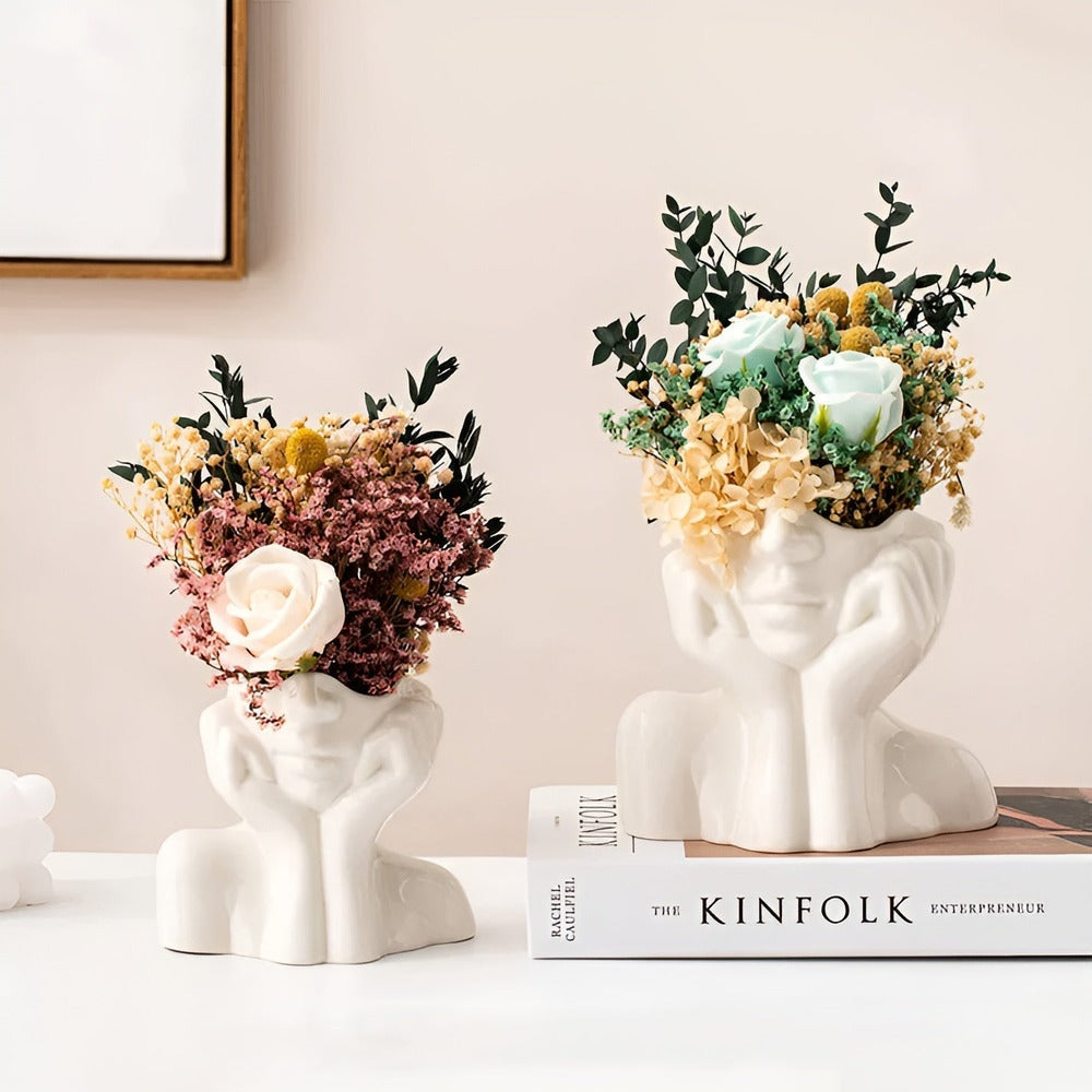 Förfinad ansiktsvas med vackra blommor, konstnärlig och glamourös heminredningsdetalj.