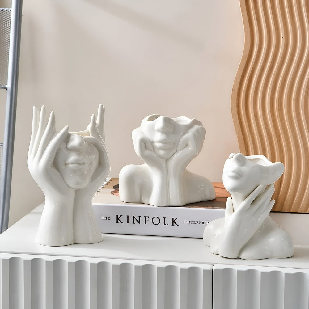 Närbild på ansiktsvasens uttrycksfulla design, förfinad och konstnärlig dekor.
