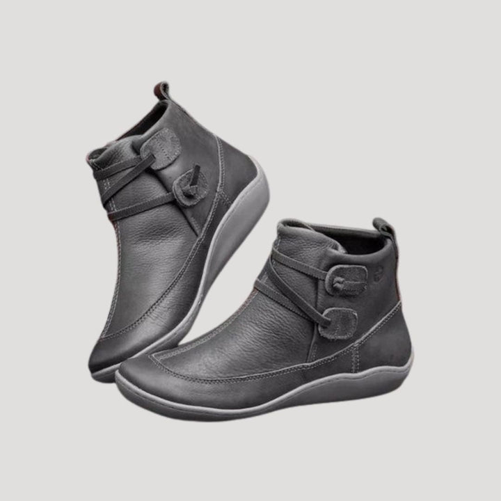 Komfortabla svarta ankelboots med modern design, mjukt foder och dekorativ rem runt ankeln
