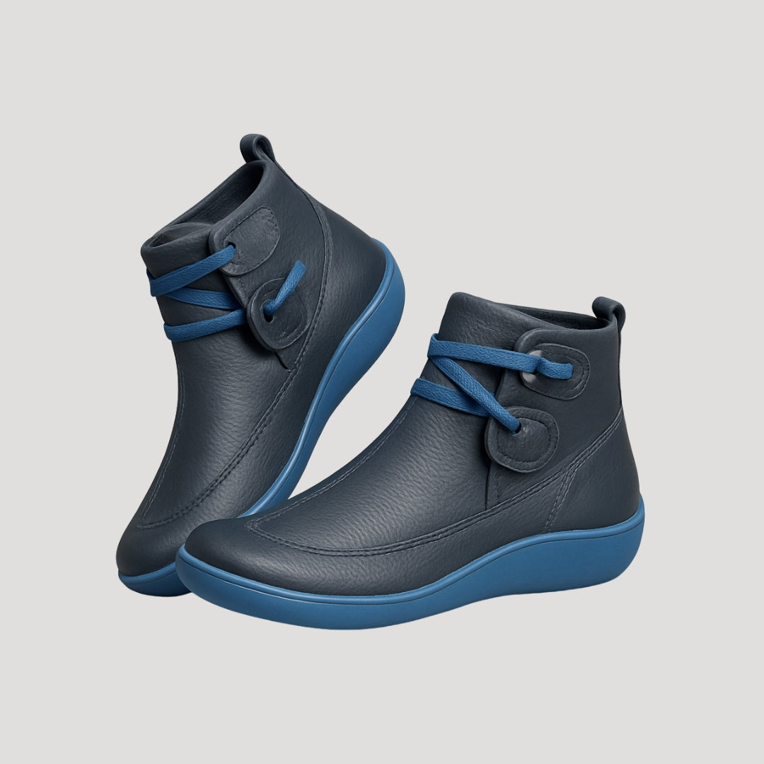 Detaljbild av damankelboots rem med silverfärgat spänne, mode och komfort i ett
