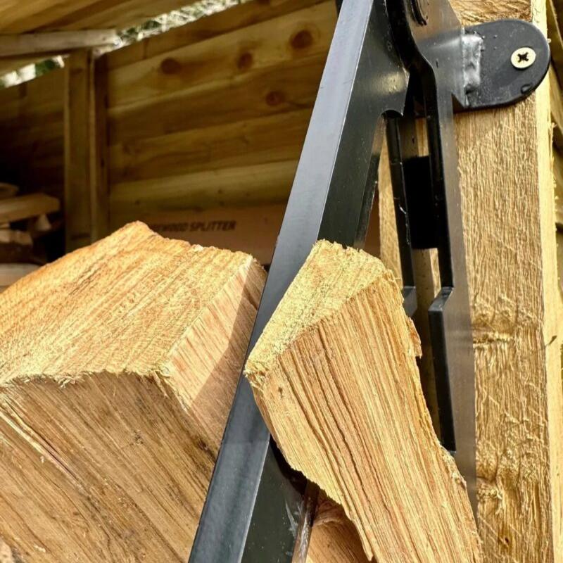Effektiv väggmonterad vedklyv med hävstång. Klyver ved säkert och snabbt för kamin och eld.