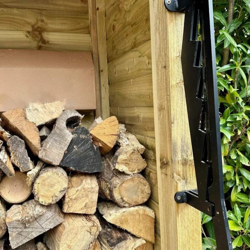 Säker väggmonterad vedklyv i kolstål med lång hävstång för enkel och bekväm vedklyvning.
