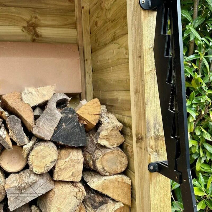 Säker väggmonterad vedklyv i kolstål med lång hävstång för enkel och bekväm vedklyvning.
