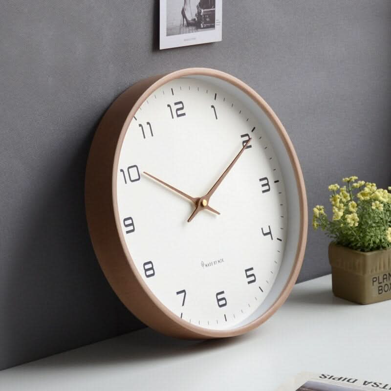 Minimalistisk träklocka för vägg. Brunt massivträ och tystgående urverk. Perfekt inredningsdetalj.