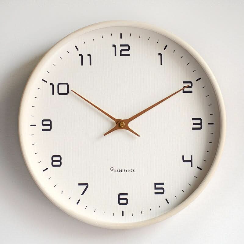 Väggklocka av massivträ i minimalistisk design. Tyst urverk för lugn och ro i ditt hem.