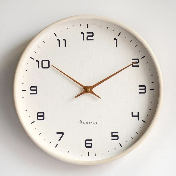 Väggklocka av massivträ i minimalistisk design. Tyst urverk för lugn och ro i ditt hem.