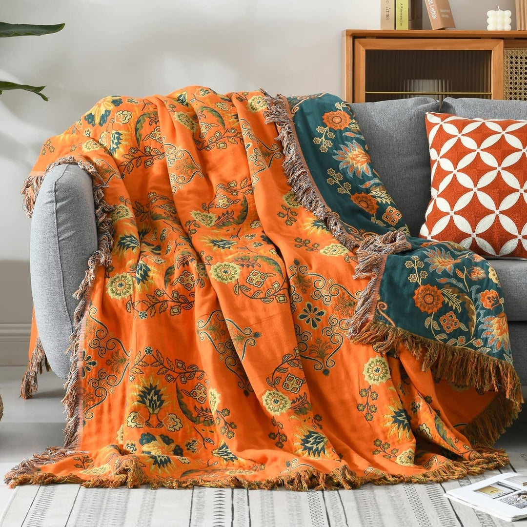 Vändbar Marigold pläd i flerfärgad design för mysig inredning av vardagsrummet. Mjuk och dekorativ filt.